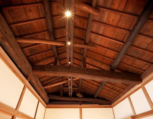 建築当時の梁を残した寝室