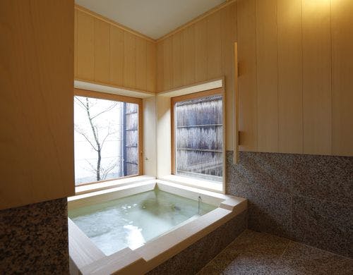 木の香りと坪庭を愉しむ高野薪の浴室