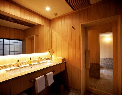 犬島錆石を敷き詰めたダブルシンクの洗面