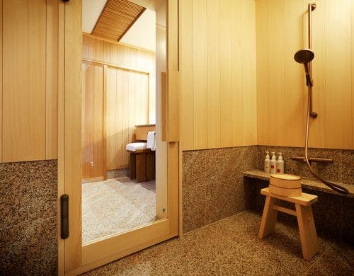 高野薪の桶と木曽ひのきの椅子をご用意