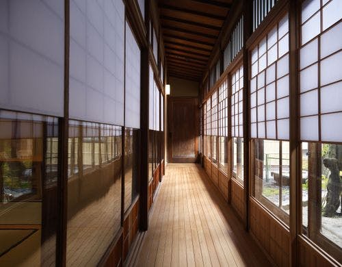 リビングから石庭をご覧いただける雪見障子