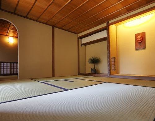 宿隣接の茶室で石庭を見ながら和菓子に舌鼓