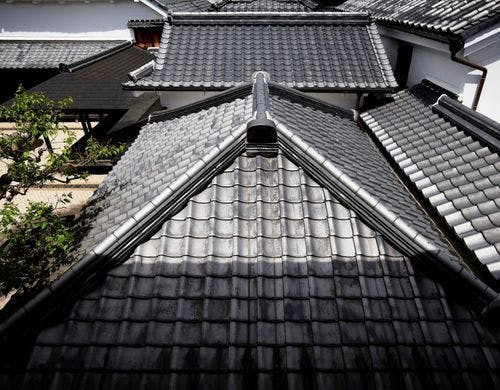 文化財建築の瓦が連なる2階からの眺め