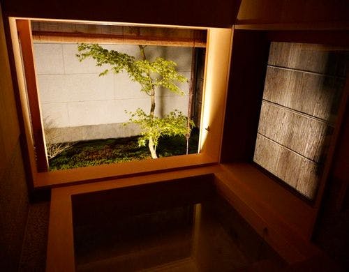 ライトアップされた坪庭