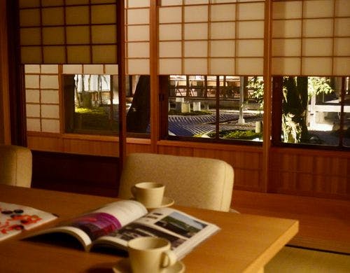 石庭を眺めながら、読書やご歓談の場として