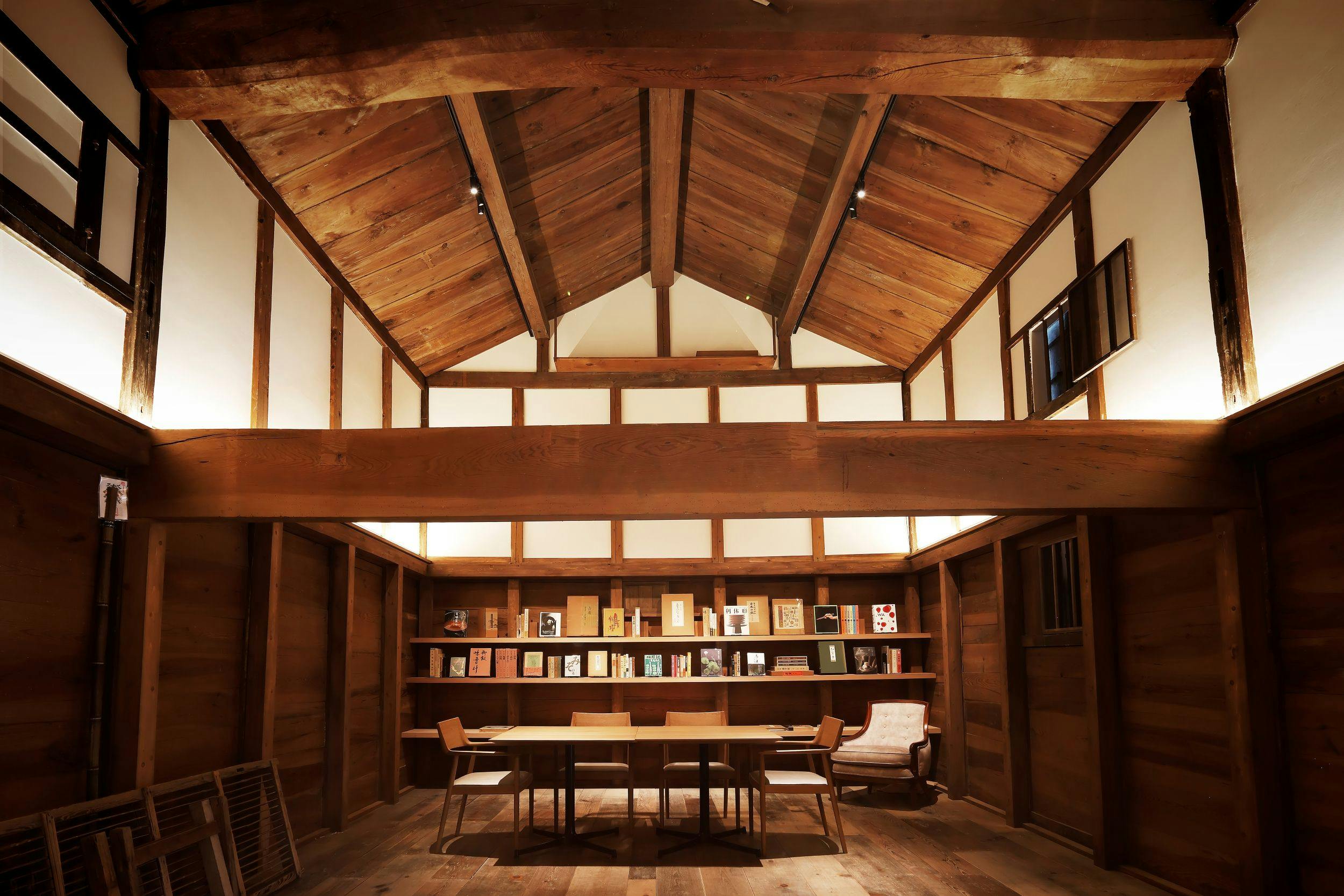 明治時代建築の宿併設の蔵で丹波焼陶芸体験