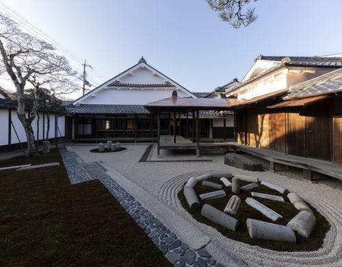 苔庭、豆道、枯山水からなる石庭