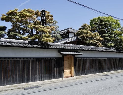 玄関は国登録有形文化財に指定されている塀