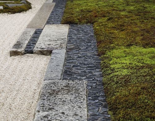 真黒石を敷き詰めた、黒豆を見立てた豆道