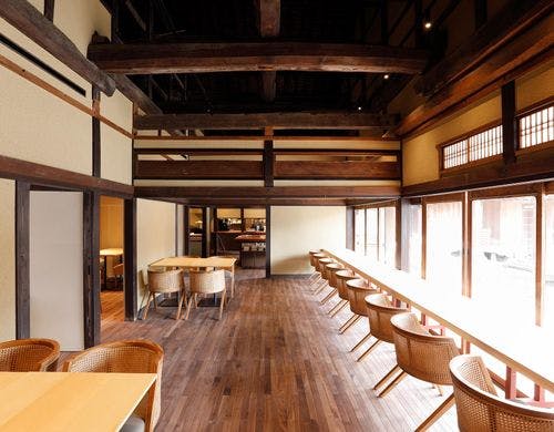 併設カフェの店内。朝食はこちらで提供も可