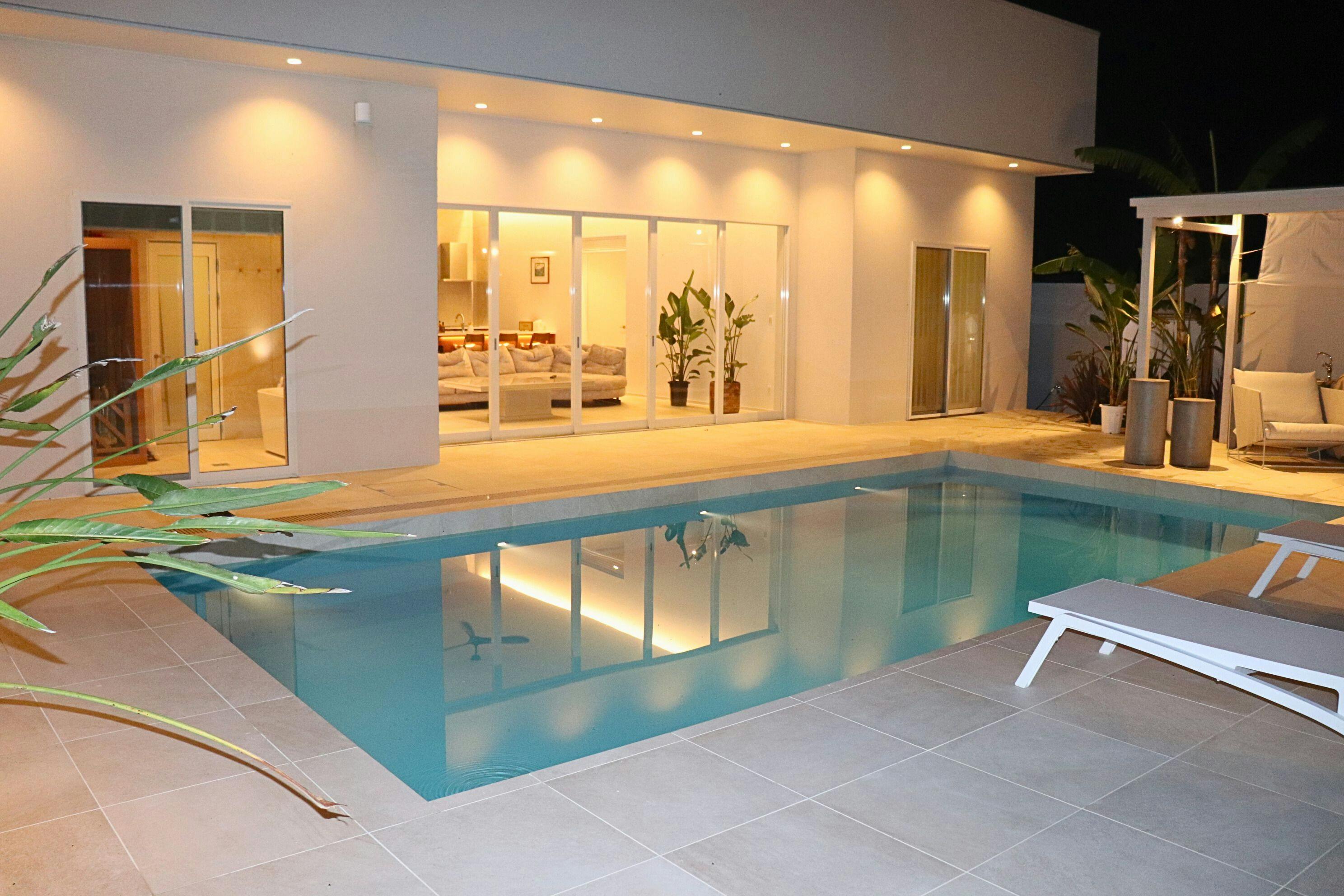 ระเบียงสระว่ายน้ำกลางคืน