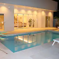 ระเบียงสระว่ายน้ำกลางคืน