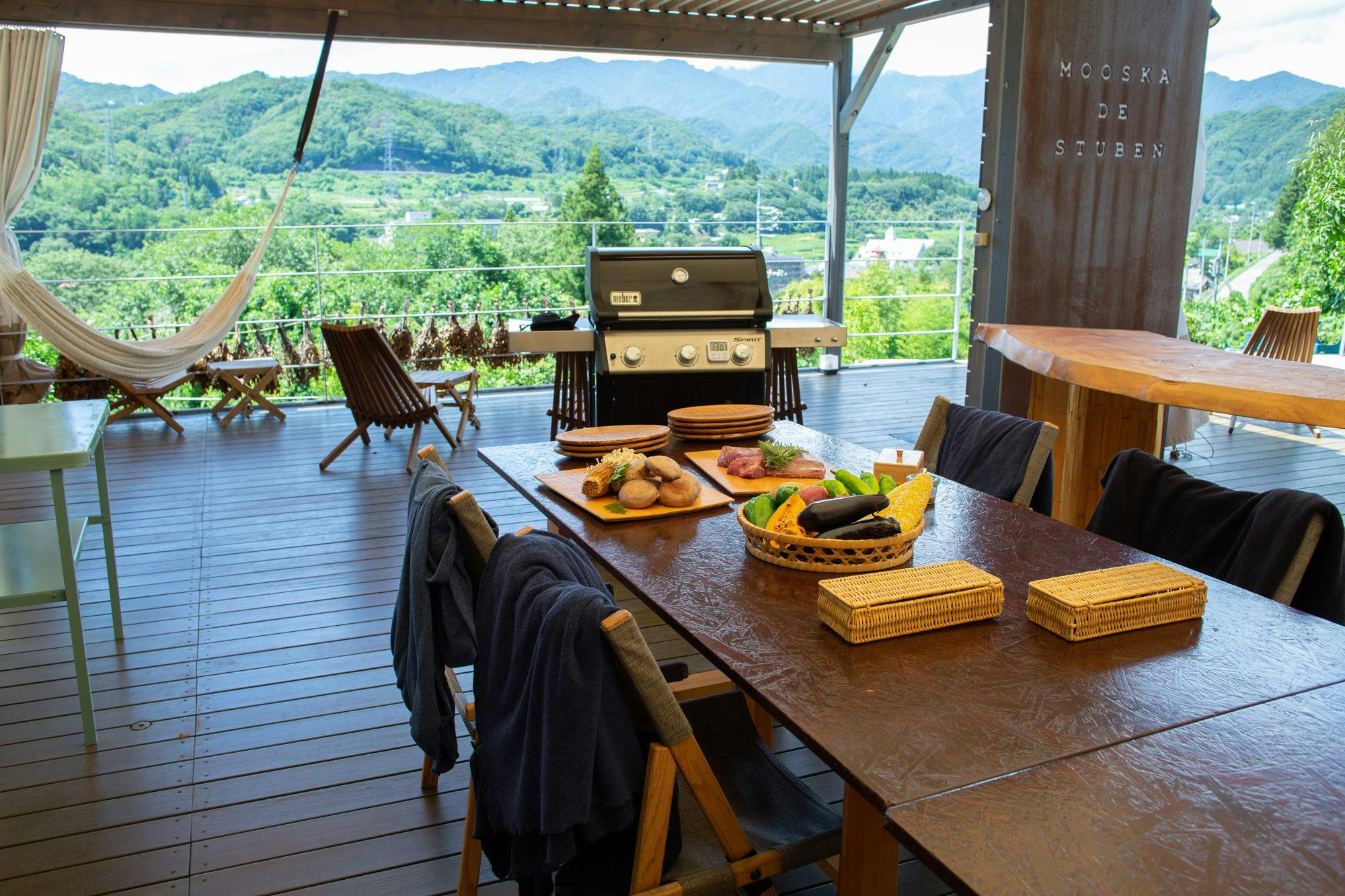 焚き火とBBQを愉しむ、開放的なウッドデッキ