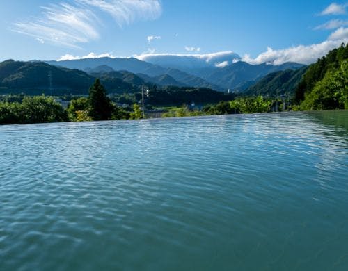 谷川岳を一望できる水風呂