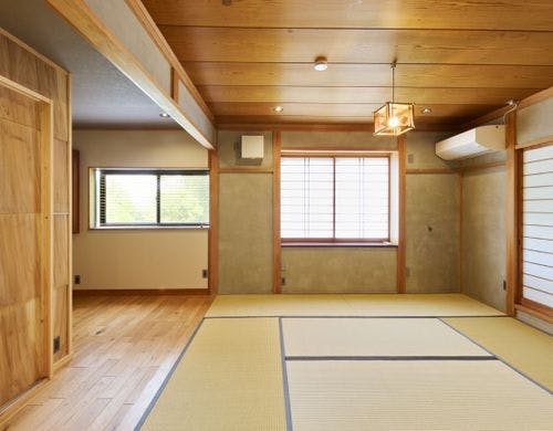 光が降りそそぐ明るい和室