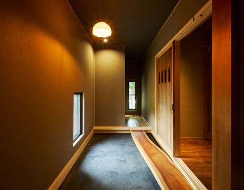 静寂に包まれる贅沢な宿への入り口