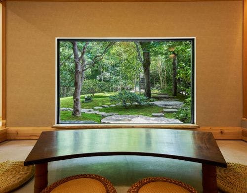 庭園を映し出すピクチャーウィンドウ