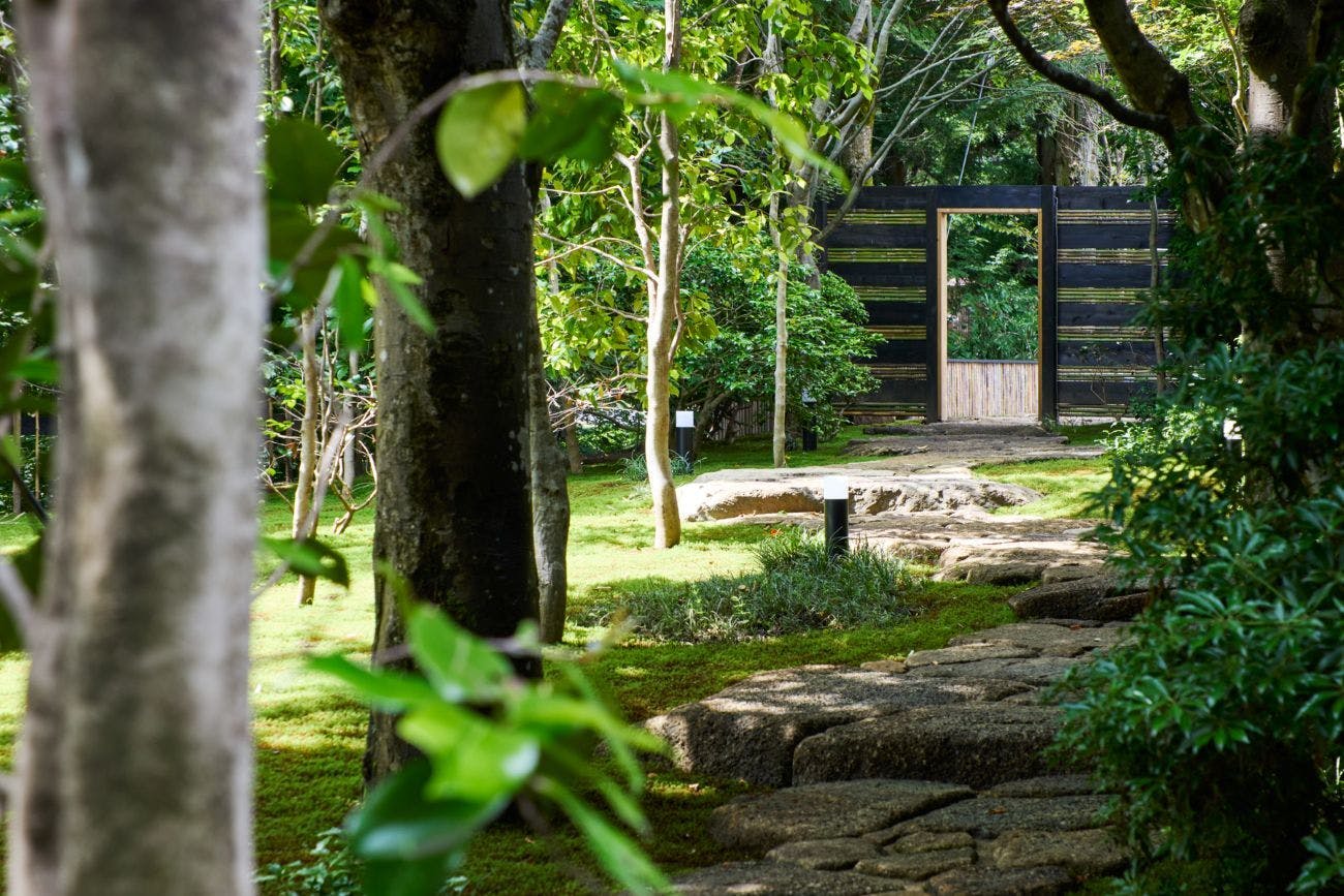 石畳をそっと踏みしめ、緑の庭園を散策