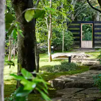 石畳をそっと踏みしめ、緑の庭園を散策