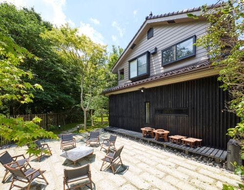 笑い声がこだまする石畳スペース