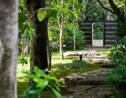 石畳をそっと踏みしめ、緑の庭園を散策