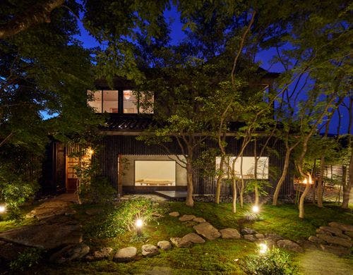 ライトアップされたモダン空間