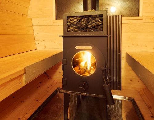 木のぬくもりに包まれる薪ストーブ