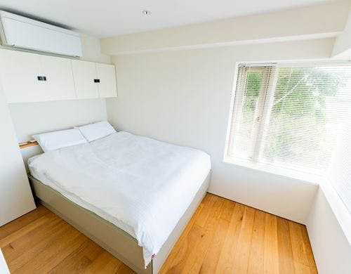 3階 洋室1 ダブルベッド1台。