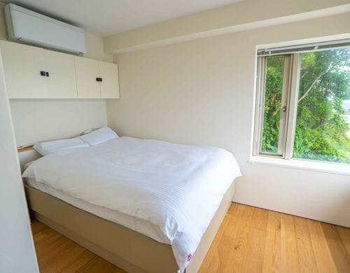 3階 洋室1 ダブルベッド1台。