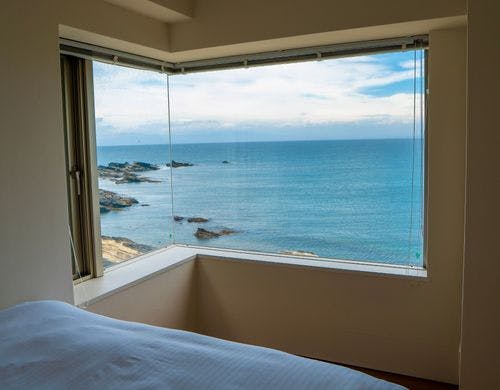 3階 洋室1 ダブルベッド1台。