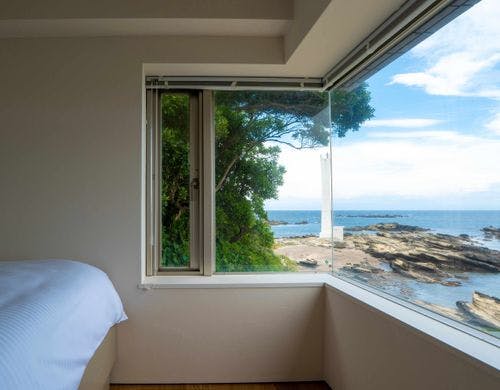 3階 洋室1 ダブルベッド1台。