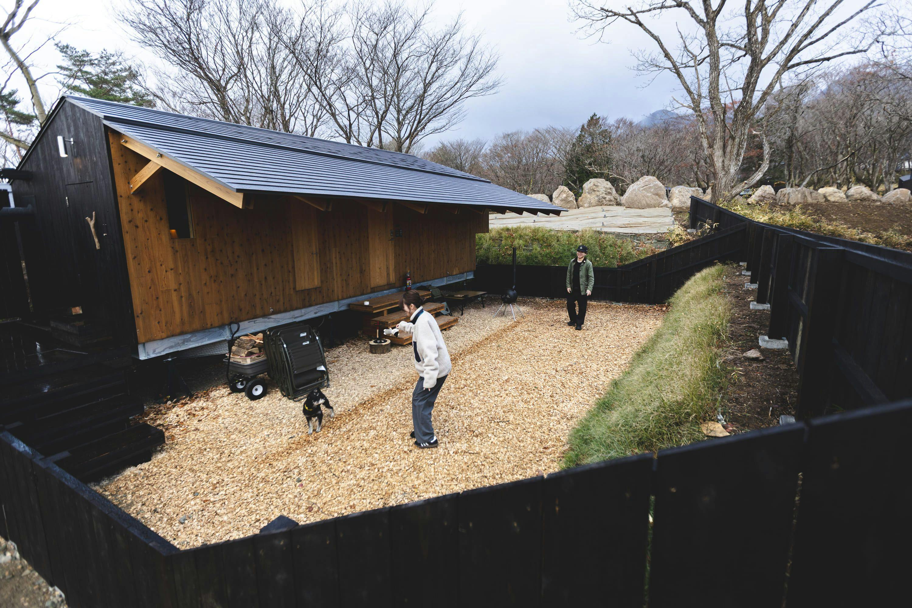 ห้องพักพร้อมลานวิ่งเล่นสำหรับสัตว์เลี้ยง