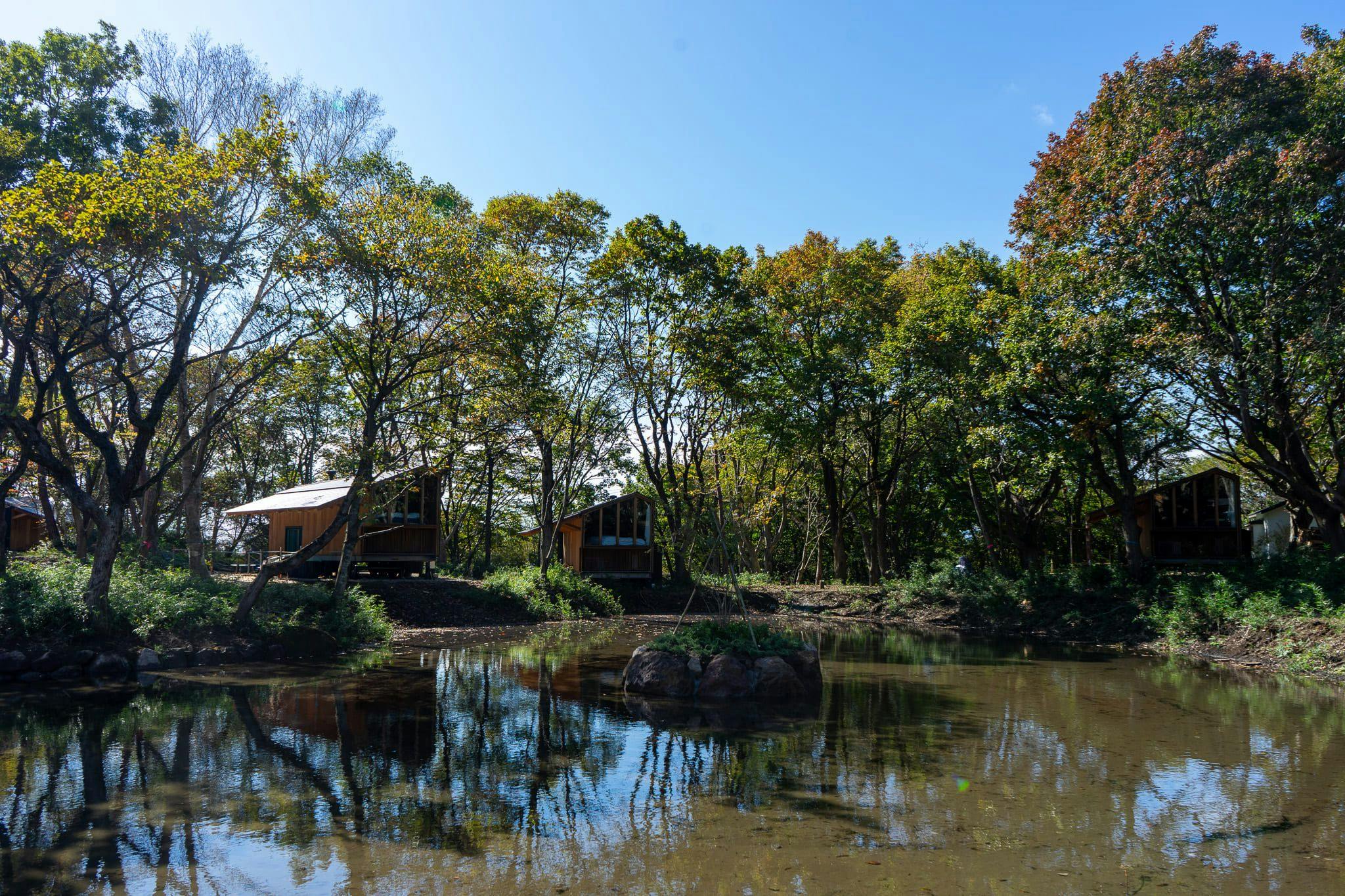 ภาพภายนอกอาคารห้องพักของแผนบ่อน้ำพุร้อนกลางแจ้ง (น้ำอุ่น)