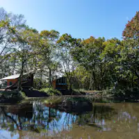 ภาพภายนอกอาคารห้องพักของแผนบ่อน้ำพุร้อนกลางแจ้ง (น้ำอุ่น)