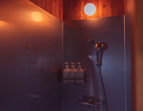 お部屋備え付けのシャワーブース