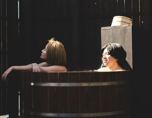 サウナ用の水樽風呂