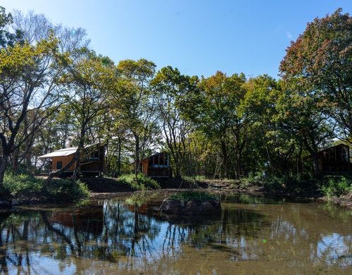 露天風呂（温水）プランの客棟外観