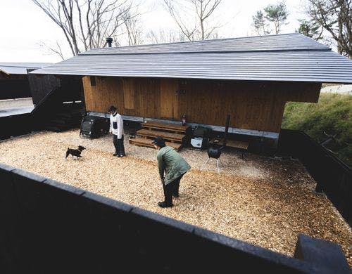 アウトドアリビングの周囲が囲われた客棟