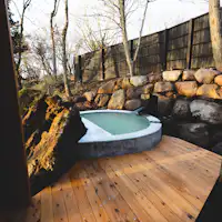 ออนเซ็นกลางแจ้งส่วนรวม "โคเก็ตสึโนะยุ"