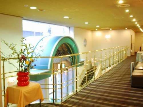 エントランスは2階までの吹き抜けです。