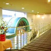 エントランスは2階までの吹き抜けです。