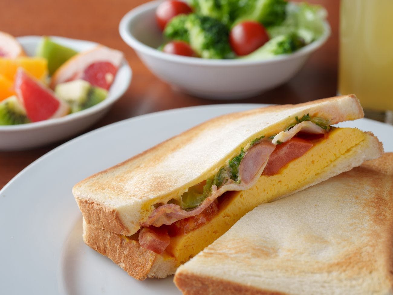 Sarapan dengan piring yang menonjolkan keunikan roti