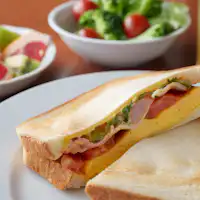 Sarapan dengan piring yang menonjolkan keunikan roti