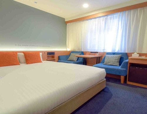 160cm幅のクイーンベッドをご用意。