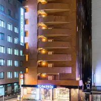 เดินประมาณ 10 นาทีถึงย่านที่คึกคักทางทิศตะวันออก