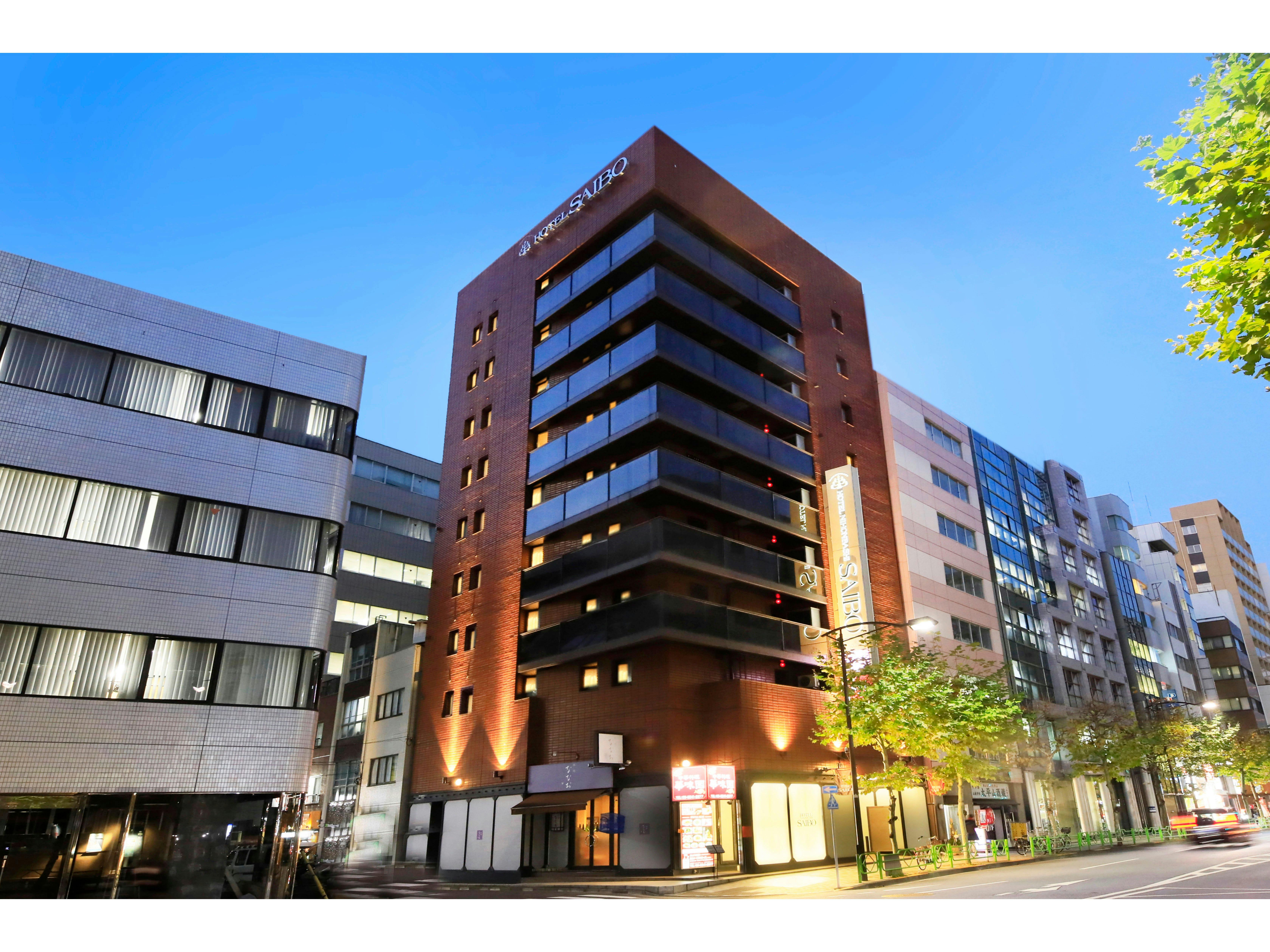 ภายนอกโรงแรมในยามค่ำคืน