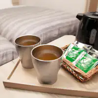 กาต้มน้ำและแก้วในห้องพัก