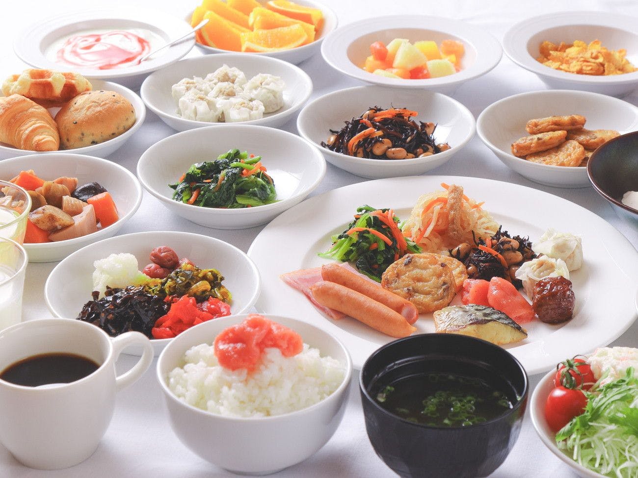 Sarapan prasmanan dengan hidangan Jepang dan Barat