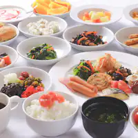 Sarapan prasmanan dengan hidangan Jepang dan Barat