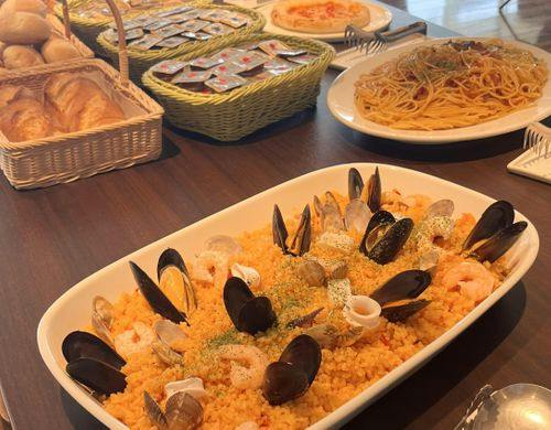 夕食ビュッフェ一例：シーフードパエリア